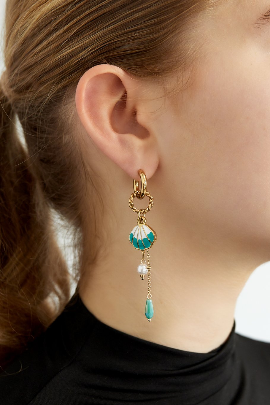 elegante oorbellen met parel en blauwe kraal