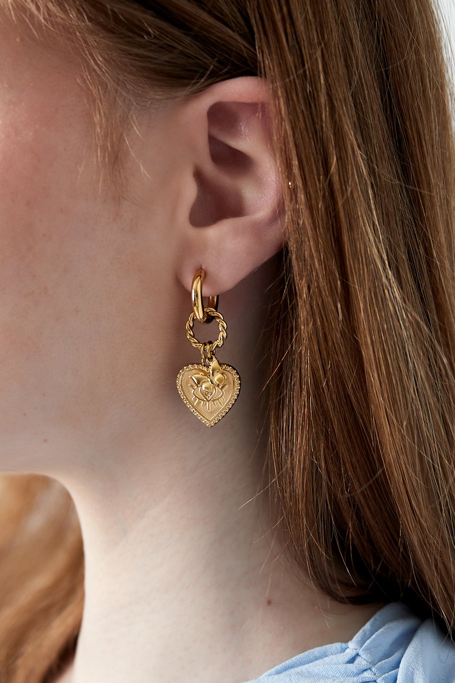 Luxe gouden oorbellen met hart en vlinder detail