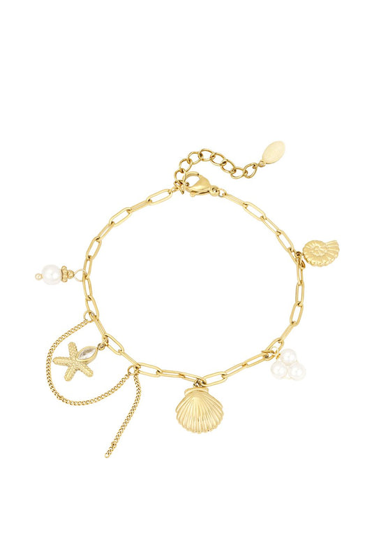 Gouden armband met parels en schelphangers