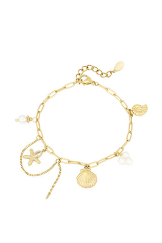 Gouden armband met parels en schelphangers