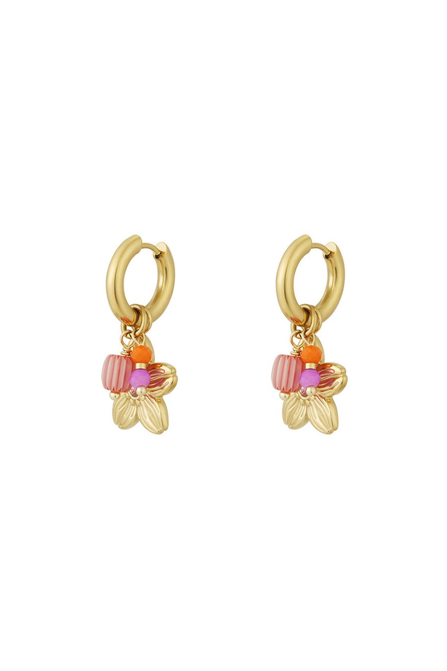 gouden oorbellen met bloemdetails en roze accenten