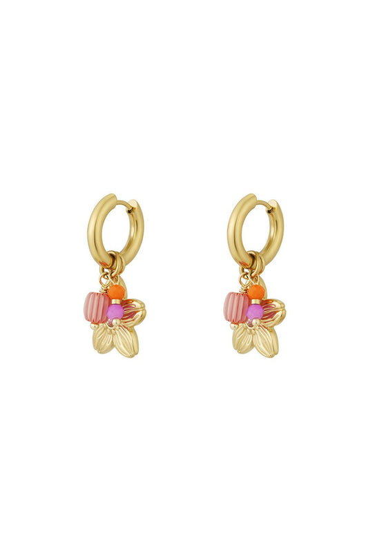 gouden oorbellen met bloemdetails en roze accenten