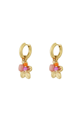 gouden oorbellen met bloemdetails en roze accenten