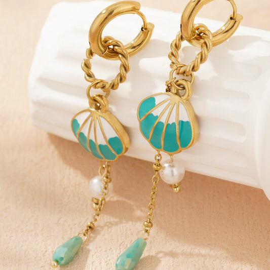 gouden oorbellen met schelpbedel en blauwe details