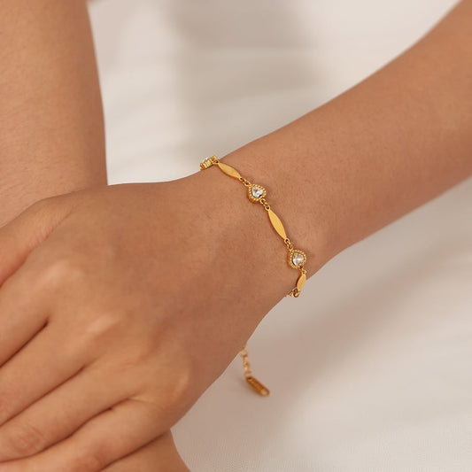Goudkleurige armband met hartvormige accenten