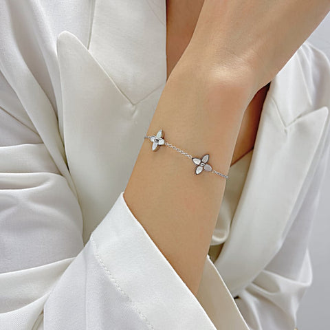 Elegante damesarmband met witte bloemen