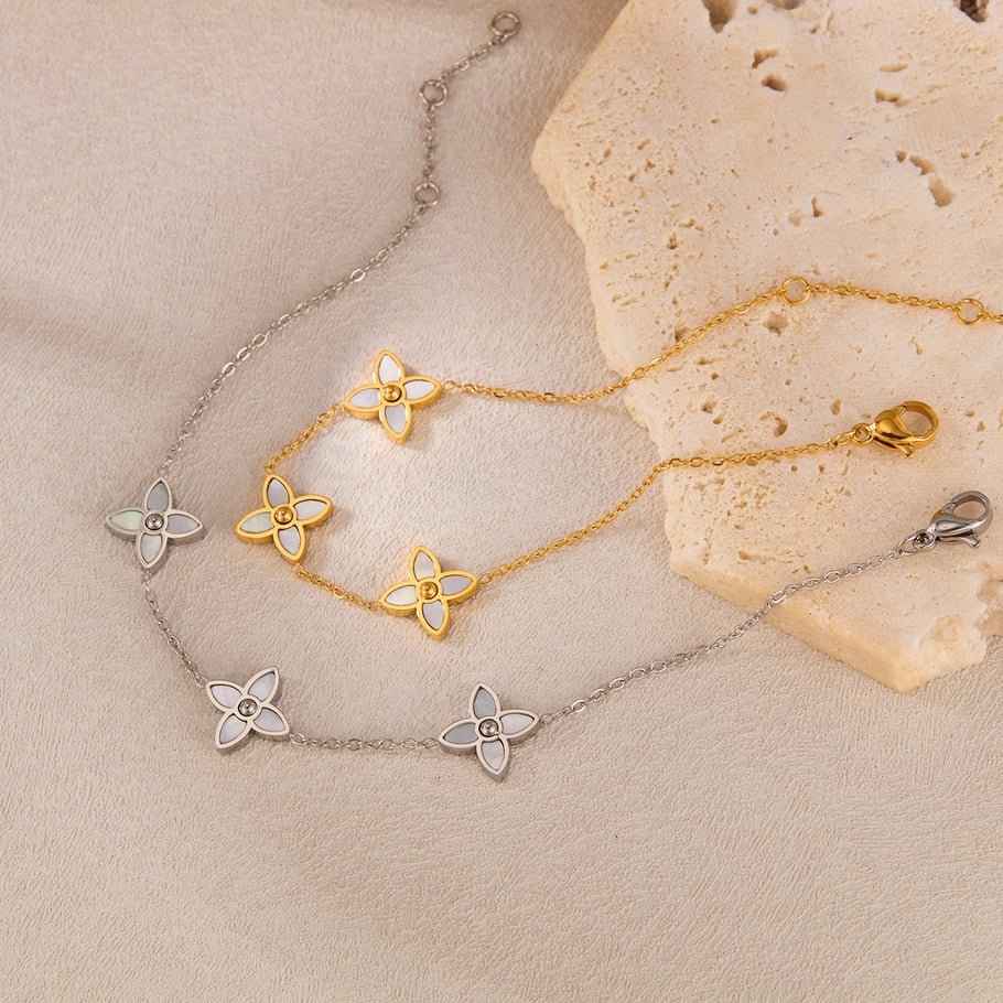 Luxe gouden armband met drie bloemdetails
