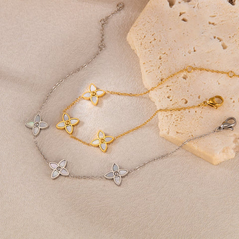 Luxe gouden armband met drie bloemdetails