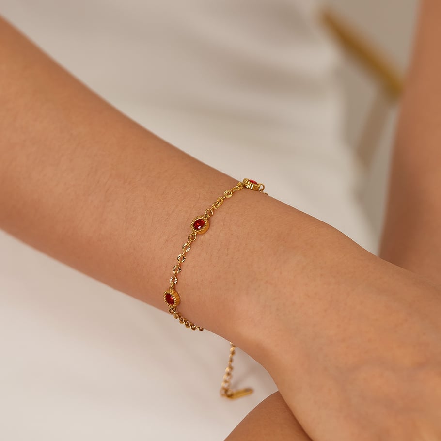 Fijne armband met verstelbare sluiting en rode accenten
