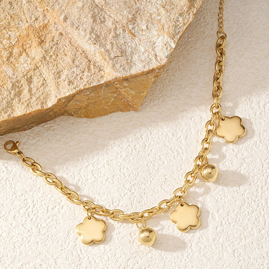 Trendy dames armband met bloem- en bolbedels